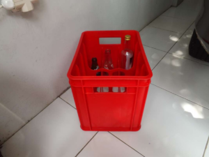 KERANJANG BOTOL RABBIT 8008 / KRAT / BOX PETI PLASTIK ISI 12 BOTOL: Solusi Praktis Penyimpanan Botol yang Ringkas, Kuat, dan Efisien