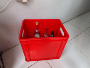KERANJANG BOTOL RABBIT 8008 / KRAT / BOX PETI PLASTIK ISI 12 BOTOL: Solusi Praktis Penyimpanan Botol yang Ringkas, Kuat, dan Efisien