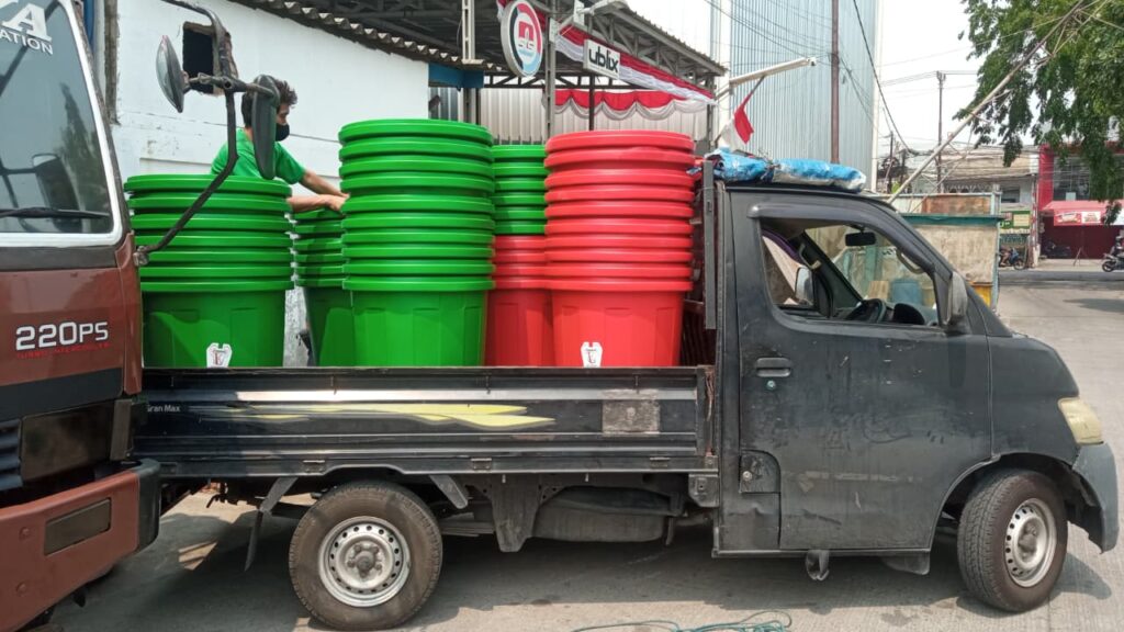Kirim Tong Air Plastik 150 Liter Merk Tong Kuat ke Kampus UI Depok oleh Tim Raja Plastik Indonesia